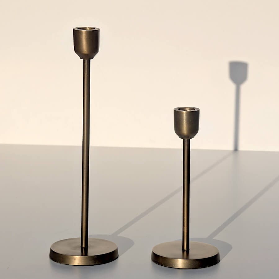 Duo de bougeoirs dorés antiques tailles 20,5 cm et 30,5 cm pour centre de table.