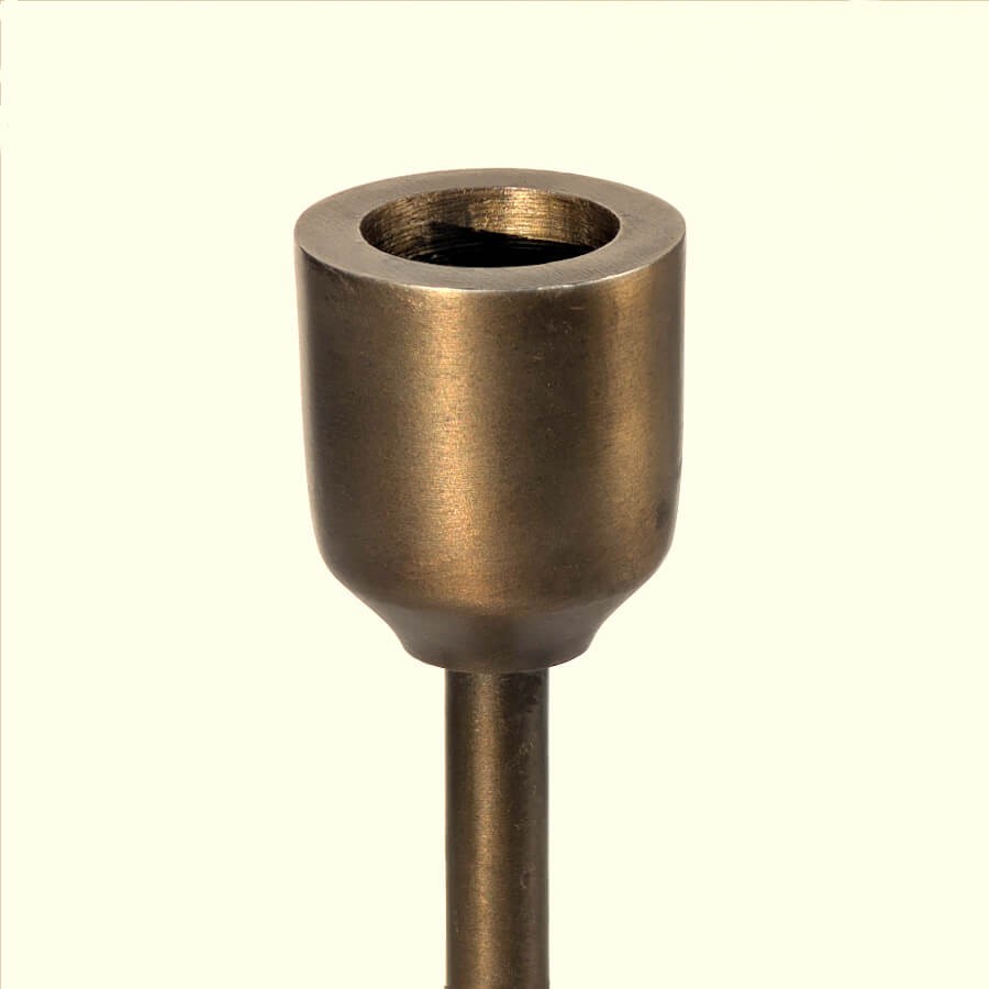 Détail du réceptacle à bougie et de la patine or vieilli du grand bougeoir.