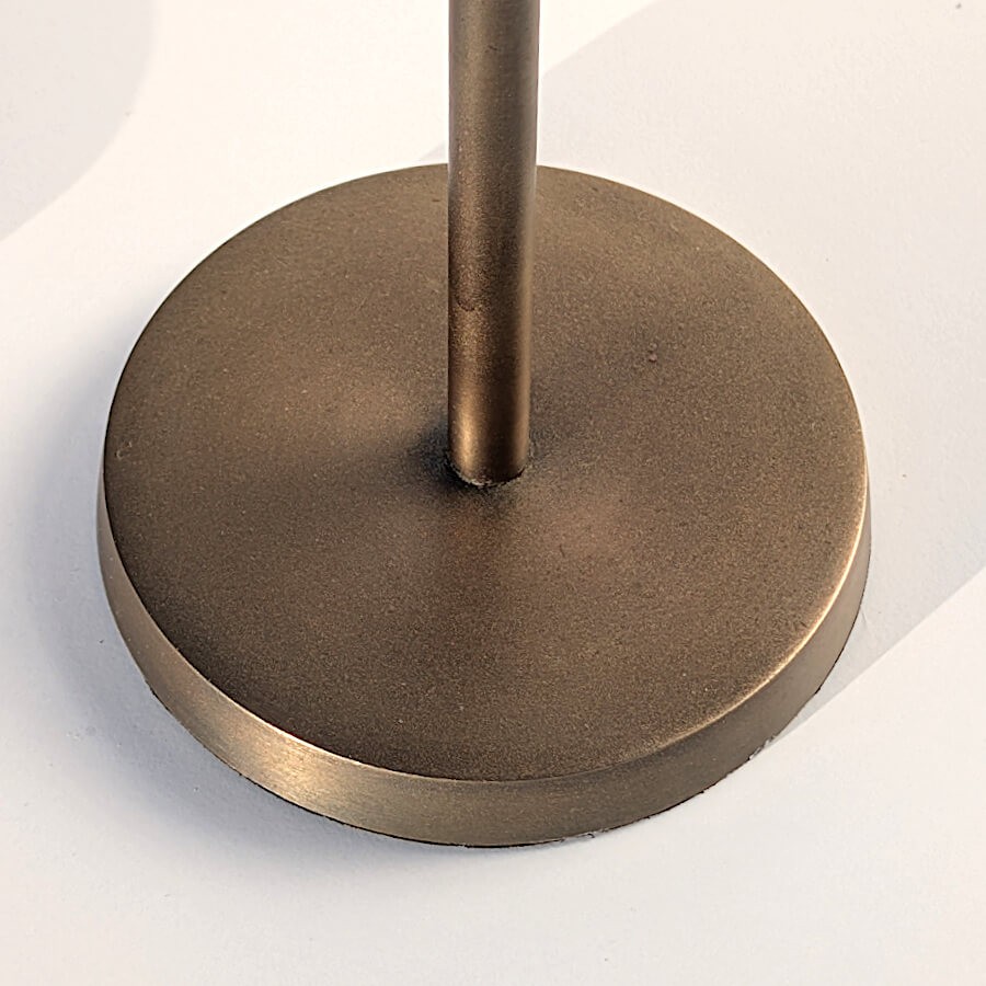 Gros plan sur la base circulaire stable de diamètre 9 cm du bougeoir de 30,5 cm.