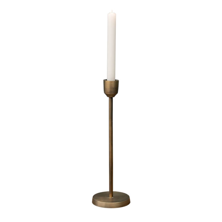 Silhouette minimaliste et raffinée du grand chandelier or mat.