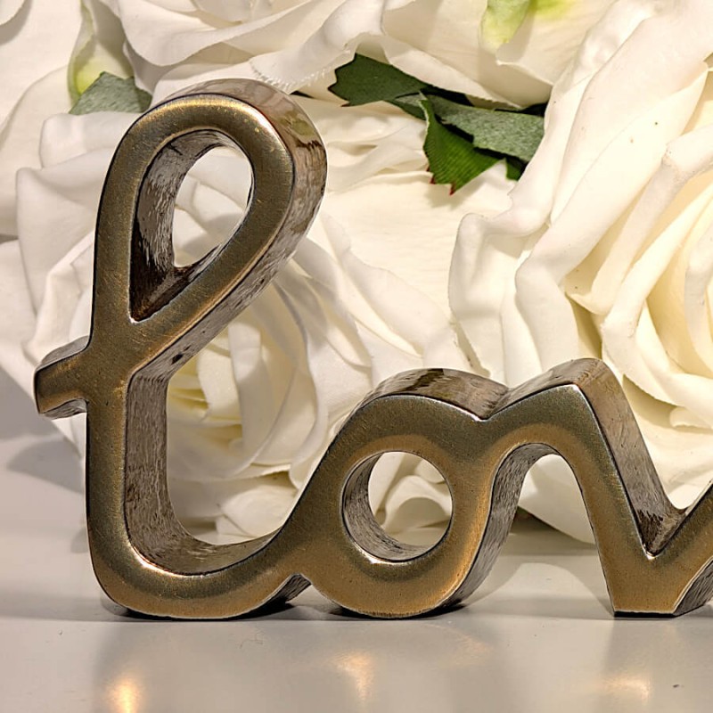 Détail de la finition en aluminium patiné et de l'écriture Love.