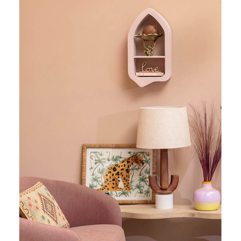 Intégration de la statuette Love sur une étagère décorative moderne.