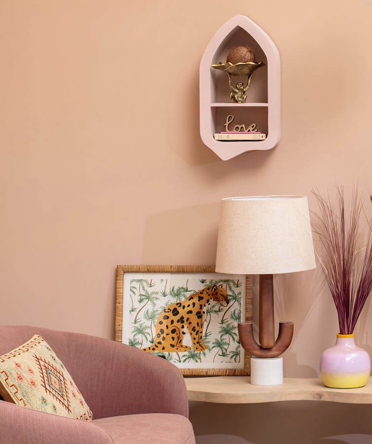 Intégration de la statuette Love sur une étagère décorative moderne.