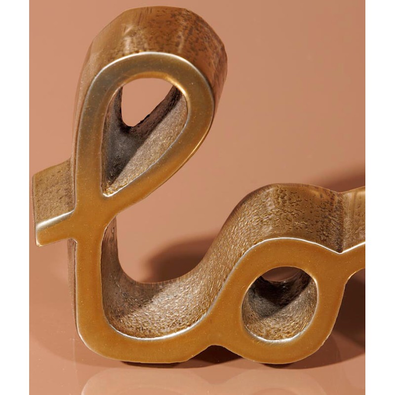 Zoom sur la texture de l'aluminium patiné or de la statuette love.