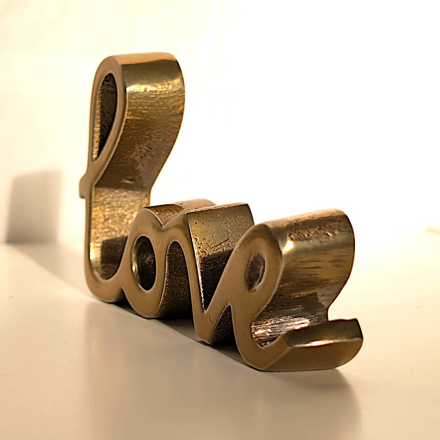 Vue de trois-quarts mettant en avant le relief de l'écriture "Love".