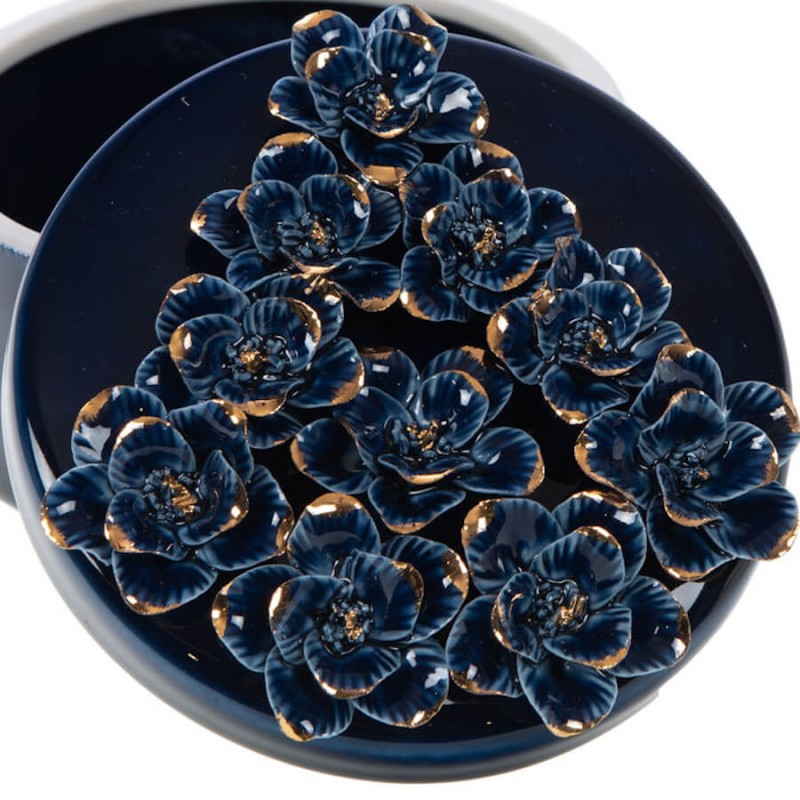 Vue de dessus du bouquet de fleurs en porcelaine bleu nuit.
