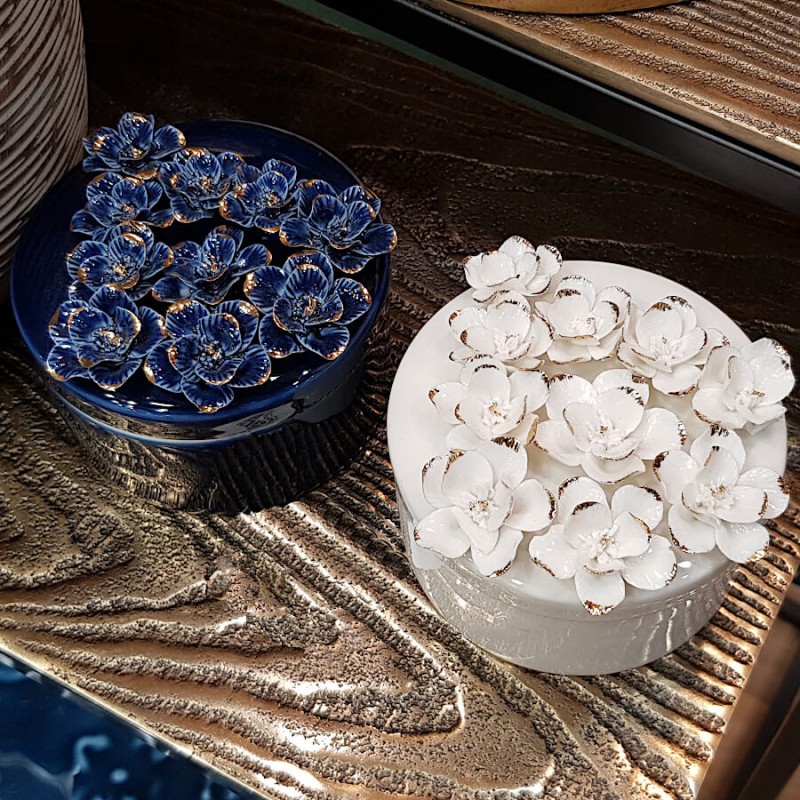 Duo de boîtes fleuries bleue et blanche sur plateau doré imitation bois.