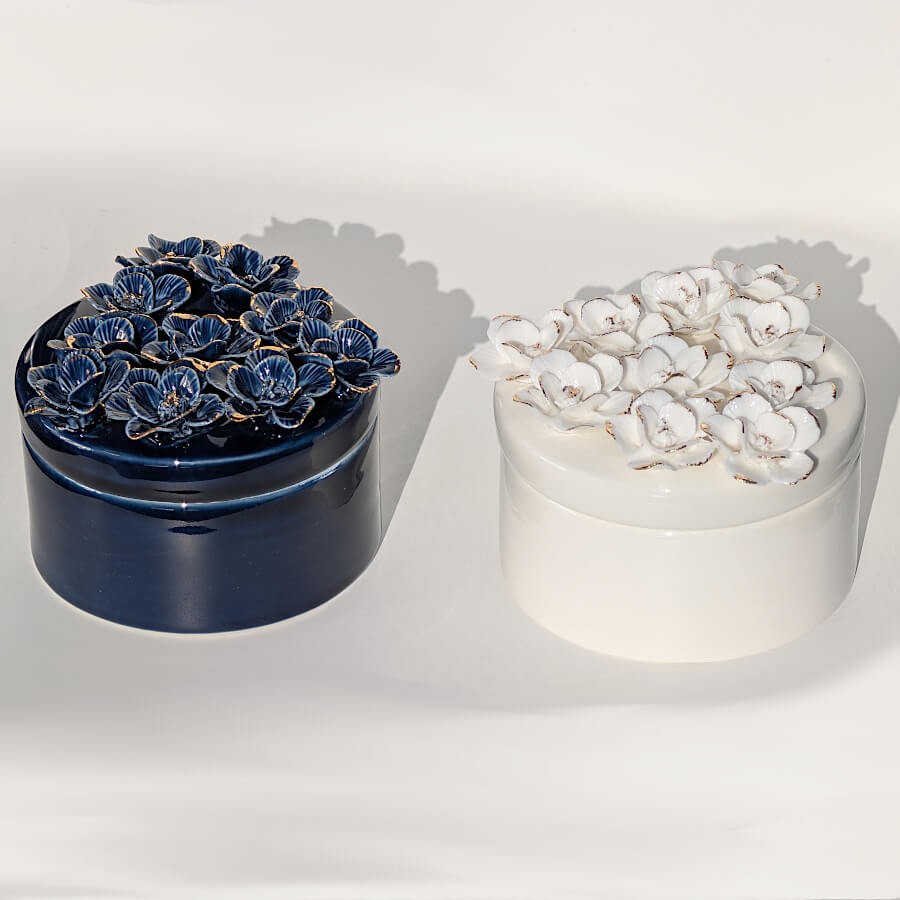 Comparatif des boîtes fleuries bleue et blanche côte à côte.
