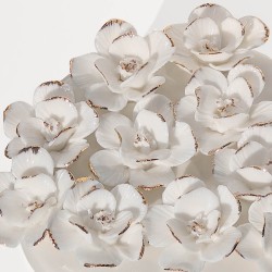 Détail des fleurs blanches aux pétales soulignés d'or.