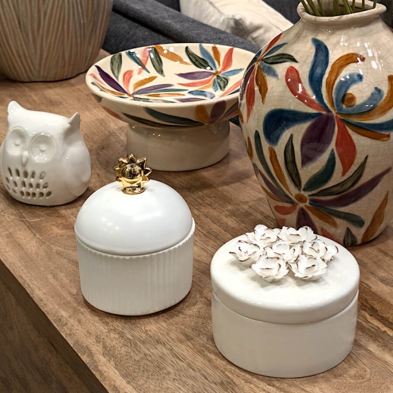 Ambiance déco avec chouette et poterie artisanale colorée.