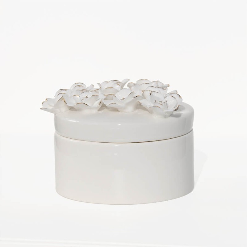 Vue de face du socle cylindrique blanc de la boîte en porcelaine blanche.