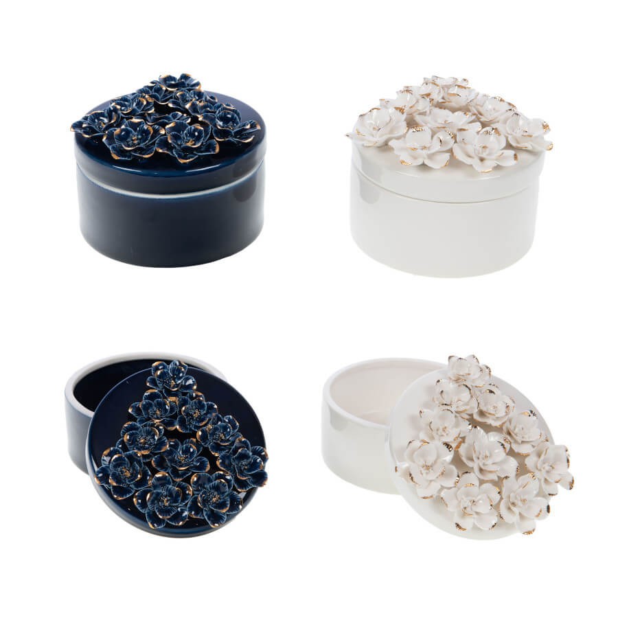 Comparatif de notre duo de boîtes en porcelaine fleuries, la bleue et la blanche.