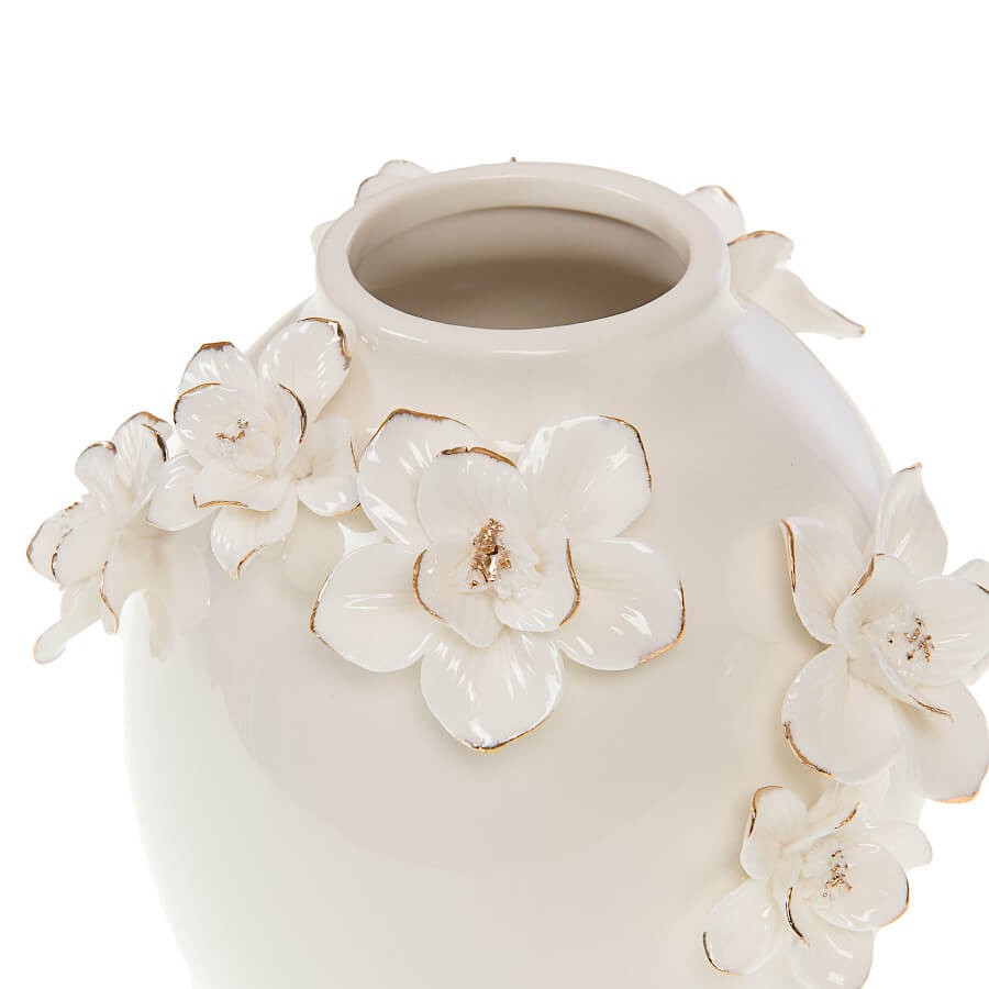 Détail du col du vase et des fleurs aux bords dorés.