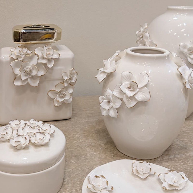 Ensemble de vases et boîtes fleuries en porcelaine blanche.
