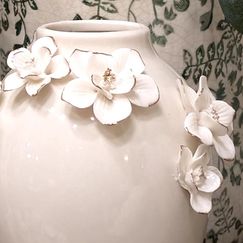 Gros plan sur la texture lisse de la porcelaine et le relief floral.