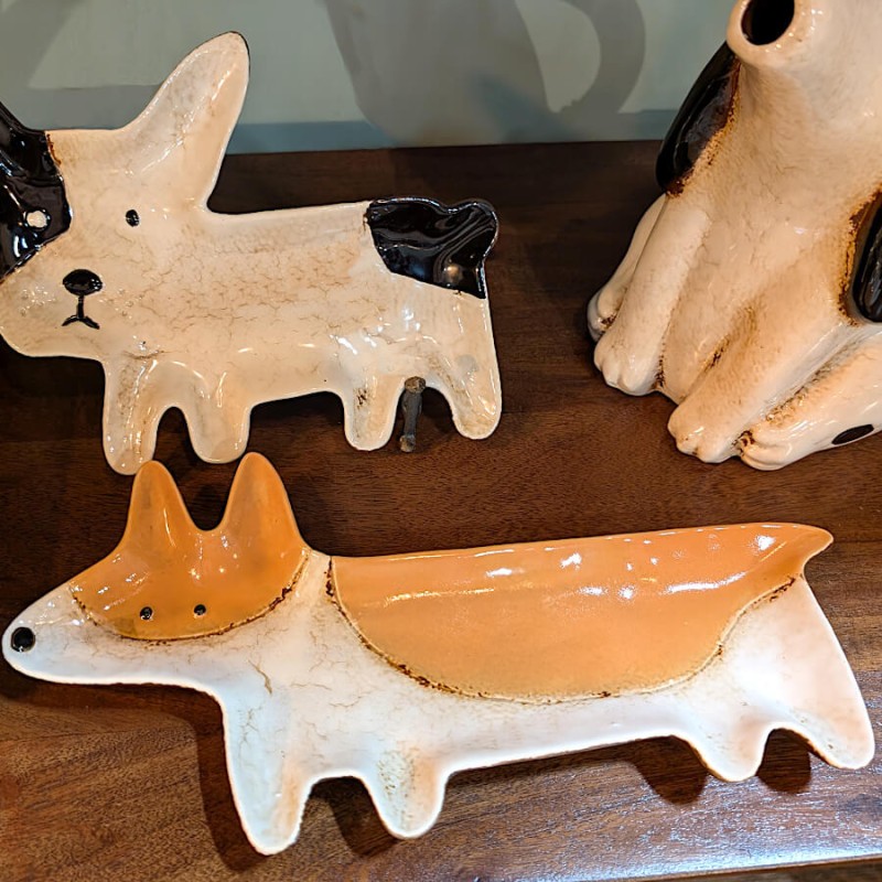 Plat Corgi Pembroke et version Bouledogue Français noir et blanc.