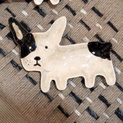 Vide-poche en forme de chien bouledogue avec taches noires et blanches.