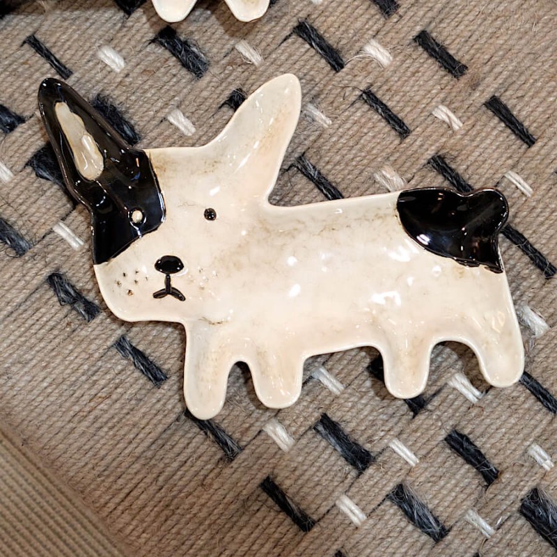 Vide-poche en forme de chien bouledogue avec taches noires et blanches.