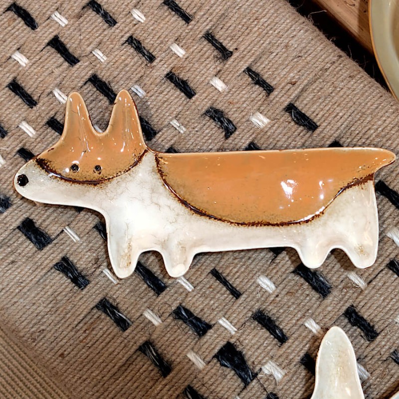 Vue de la longueur du plat décoratif en forme de chien.