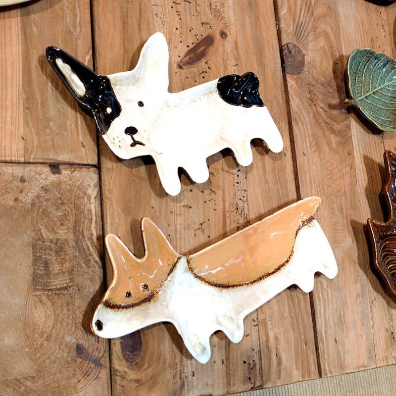 Mise en scène des plats chiens sur une surface en bois rustique.