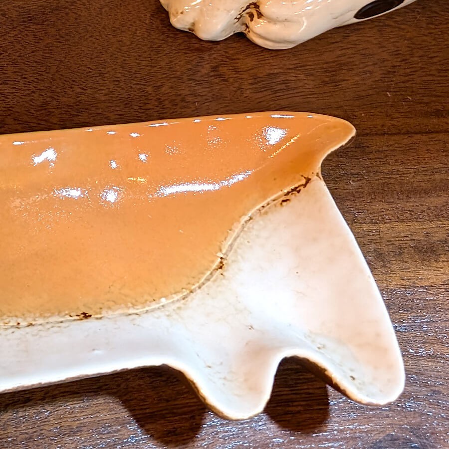 Zoom sur la queue et la patte arrière du Corgi en céramique.