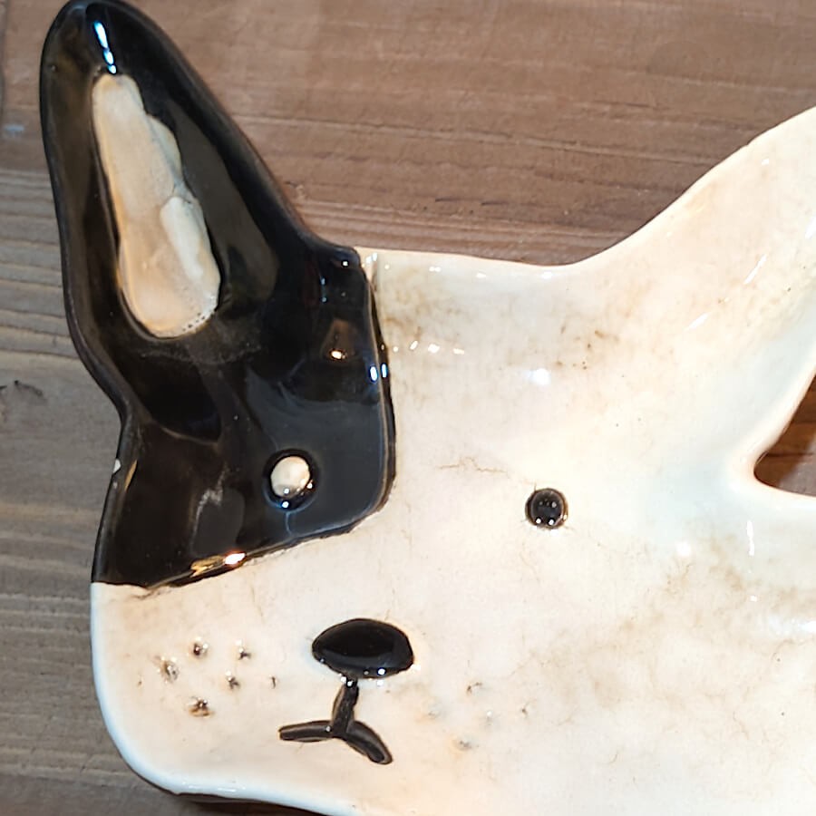 Détail du museau et des oreilles dressées du Bouledogue Français en céramique (L23,5 x H18 x P2 cm).
