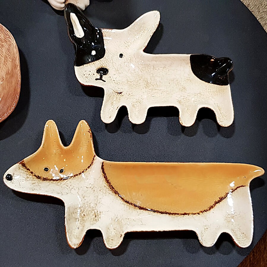Collection de plats animaliers : Bouledogue noir et blanc et Corgi fauve, pour une déco originale.