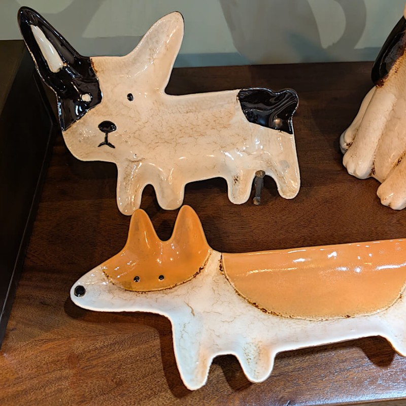 Présentation des vide-poches chiens Bouledogue et Corgi sur étagère.