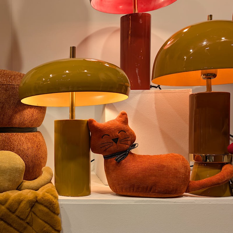 Le Cale-porte chat terracotta peut aussi être utilisé comme objet déco à part entière ! Ici, posé près d'une lampe design.