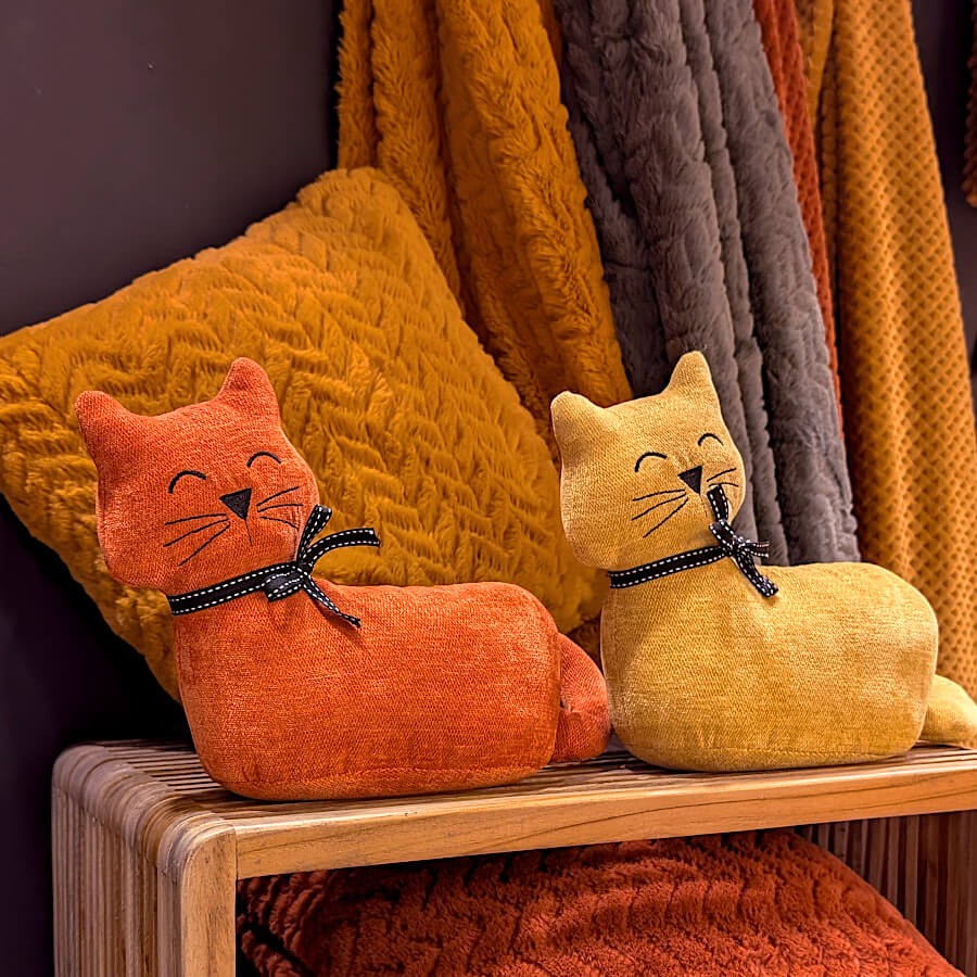 Chats décoratifs lestés présentés avec des accessoires textiles assortis.