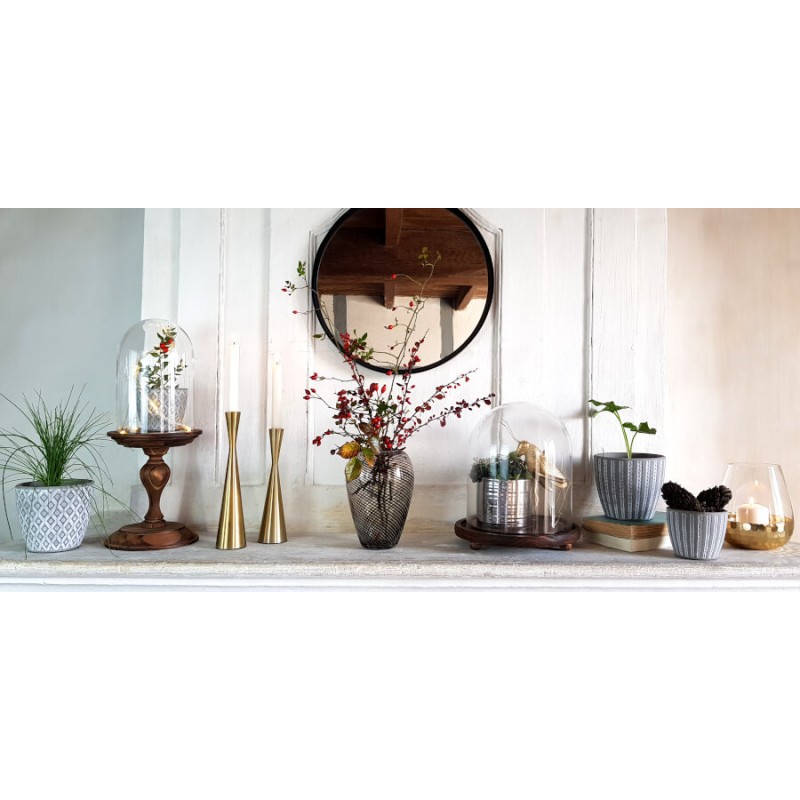 Collection chic d'accessoires de décoration sur une cheminée de salon.