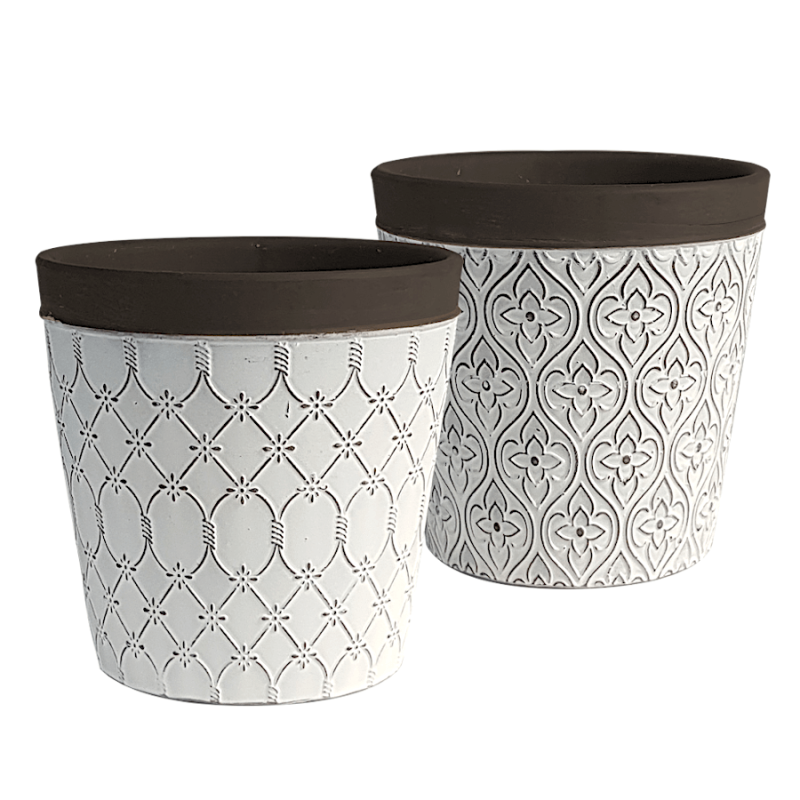 Set de deux cache-pots en céramique blanche et bandeau marron.