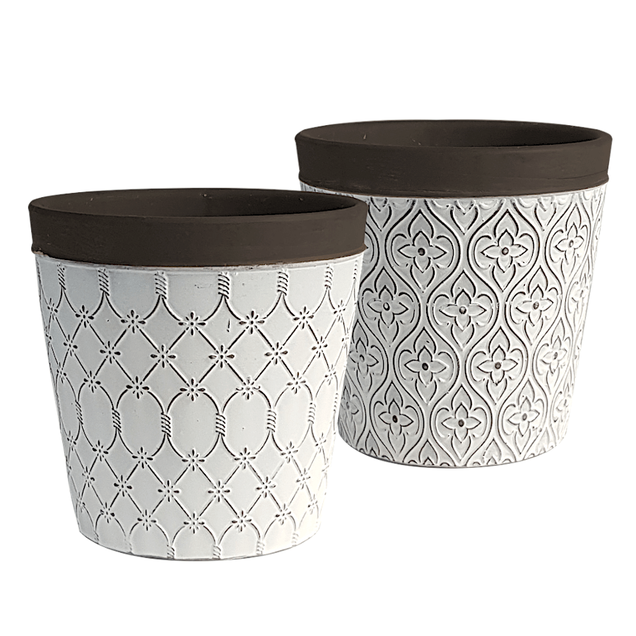 Set de deux cache-pots en céramique blanche et bandeau marron.