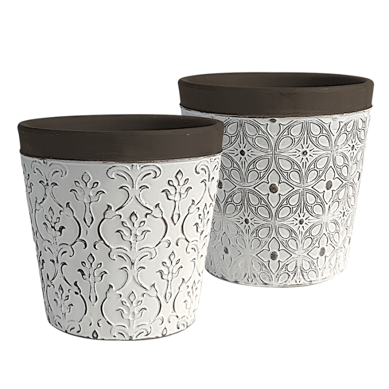 Set de deux cache-pots en céramique blanche aux motifs rosaces et papillons-dentelle.