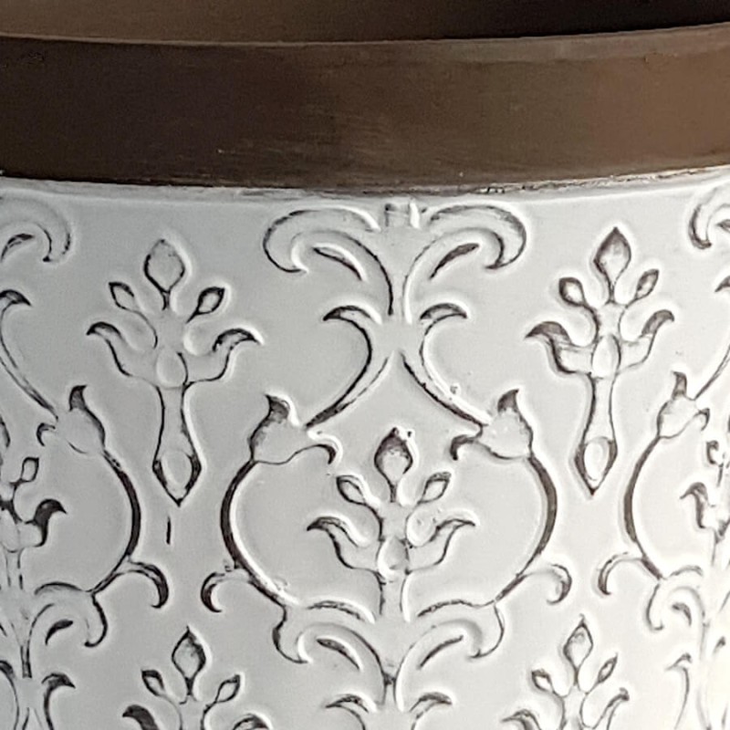 Détail de la gravure rosace à huit branches sur céramique émaillée.