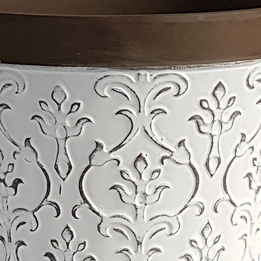 Détail de la gravure rosace à huit branches sur céramique émaillée.