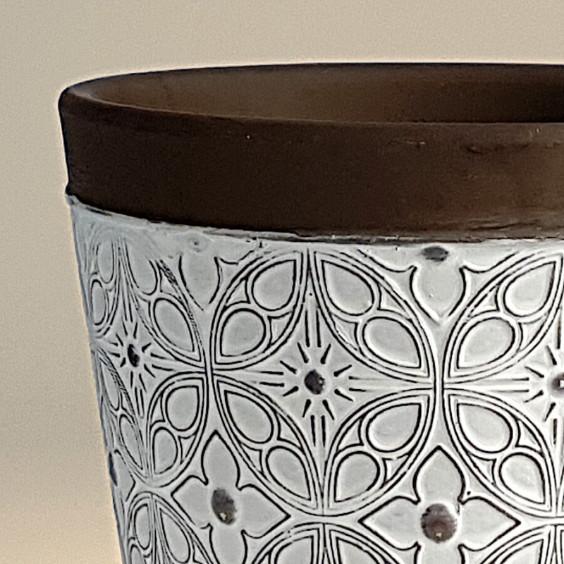 Détail du rebord marron terre cuite contrastant avec l'émail blanc.