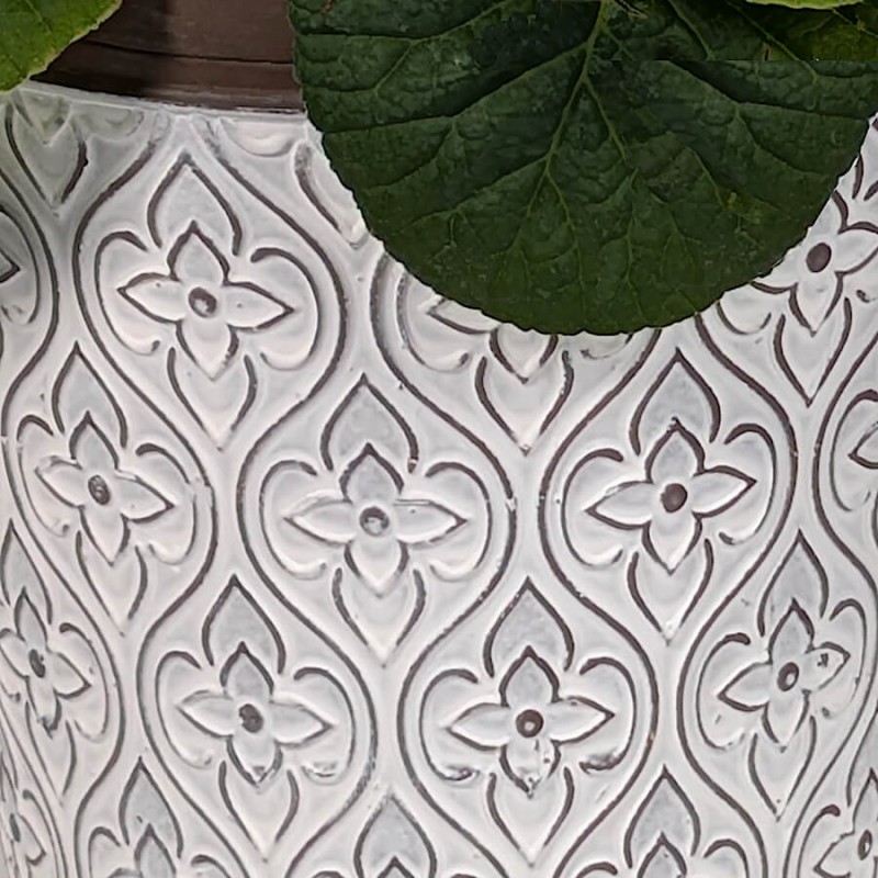 Gros plan sur les détails des ogives florales gravées en relief.