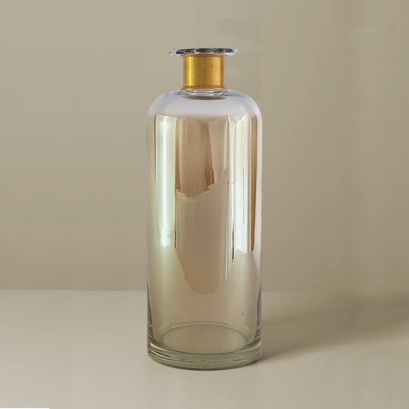 Silhouette épurée du vase bouteille sur fond neutre.