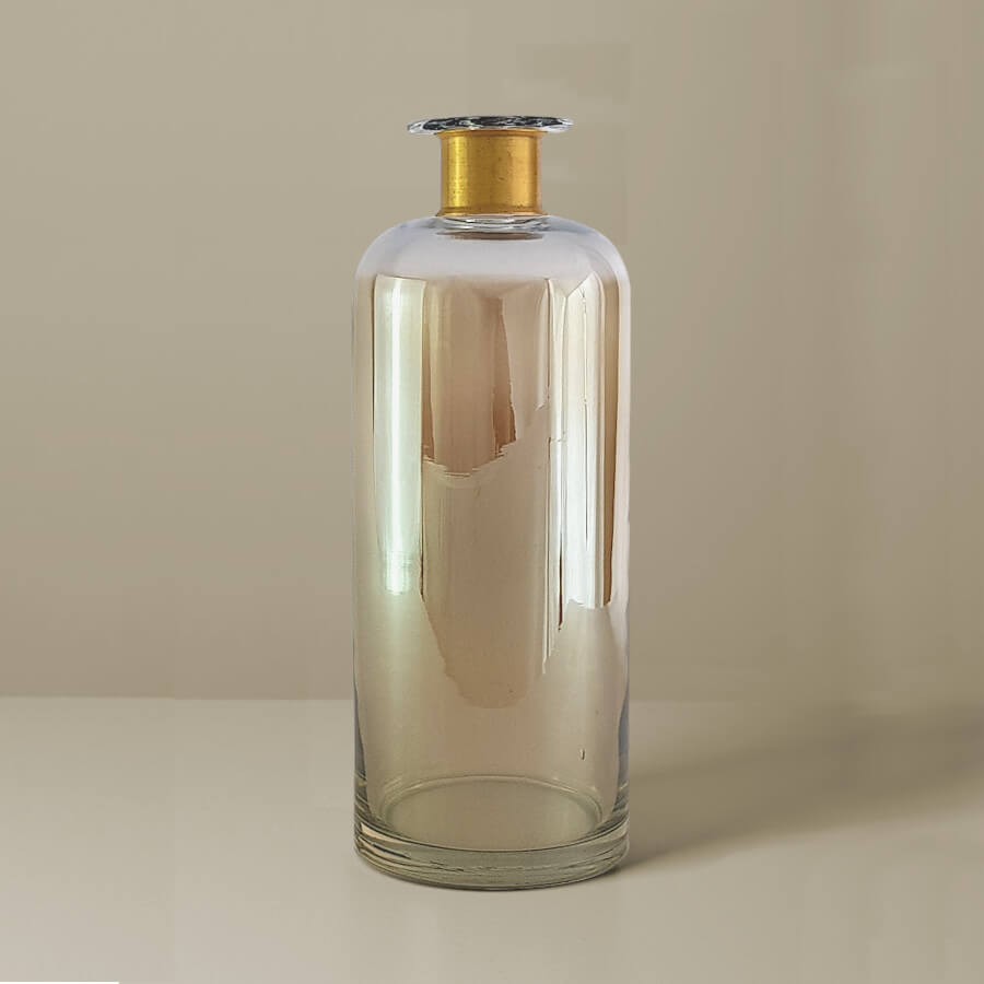 Silhouette épurée du vase bouteille sur fond neutre.