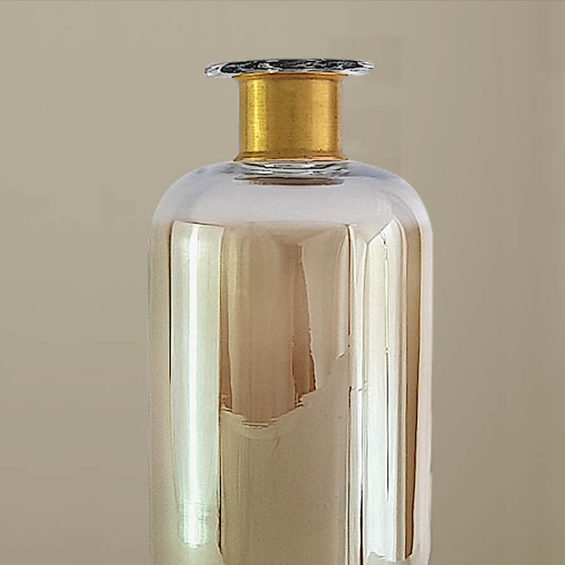 Détail de la finition du col en laiton doré mat.