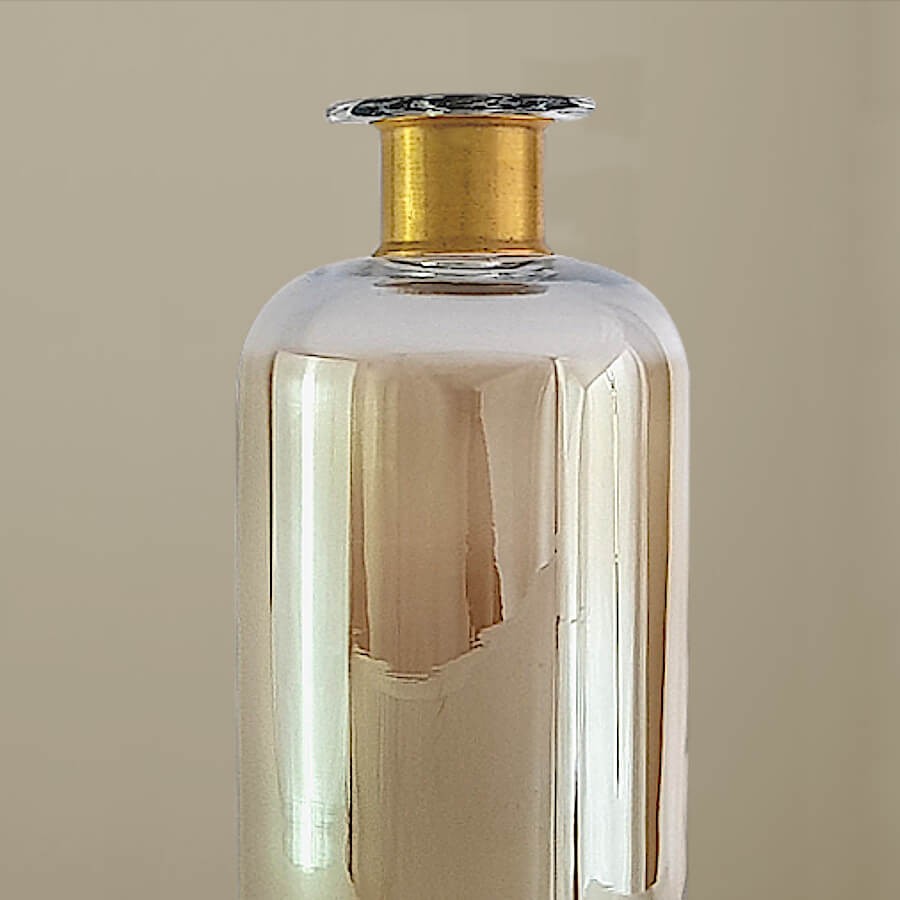 Détail de la finition du col en laiton doré mat.