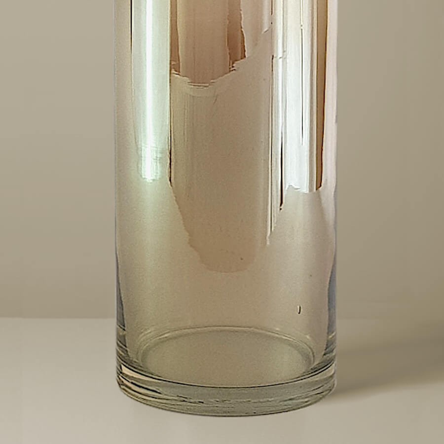 Gros plan sur les magnifiques reflets nacrés et changeants du verre.