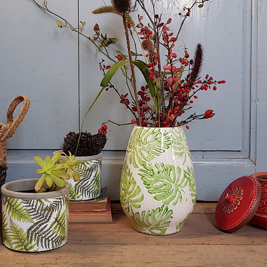 Le vase tropical fleuri associé à ses cache-pots coordonnés.