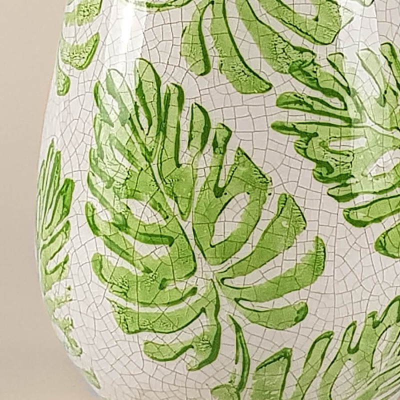Focus sur les fissures artistiques de la céramique craquelée du vase Monstera.