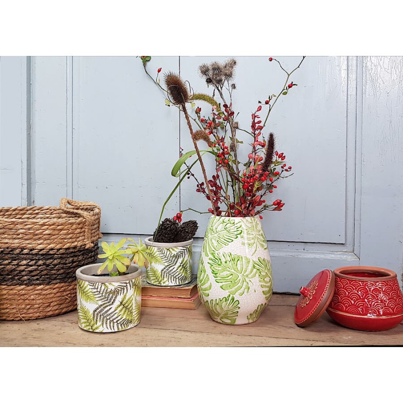 Composition complète avec paniers en osier et accessoires dans le style Jungle urbaine.