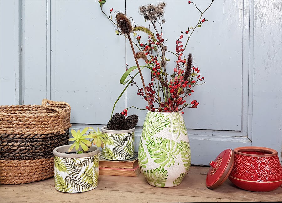 Composition complète avec paniers en osier et accessoires dans le style Jungle urbaine.