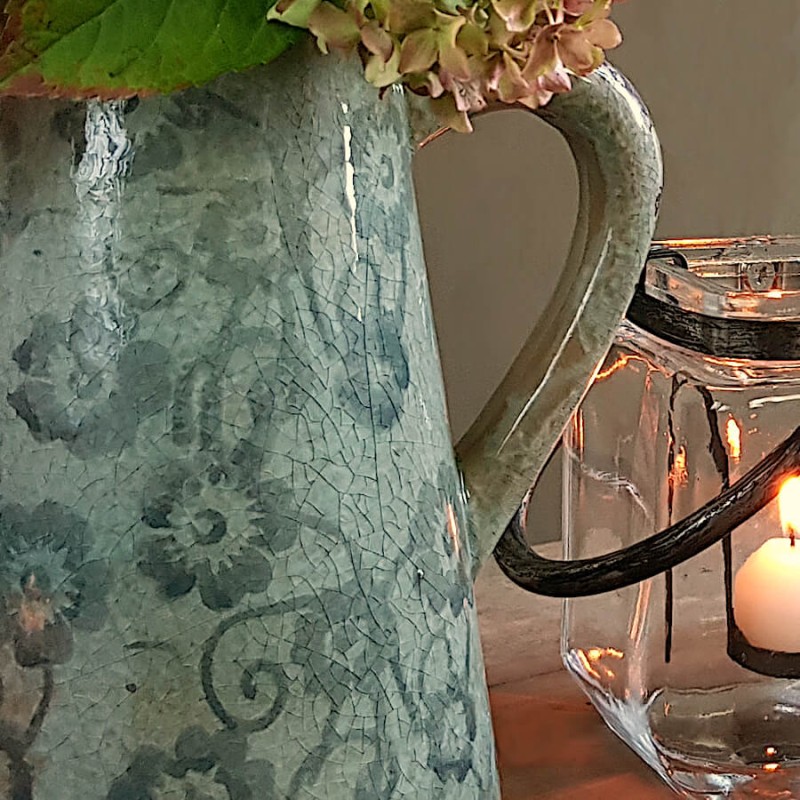 Détail des motifs de fleurs noires et de l'émaillage craquelé.