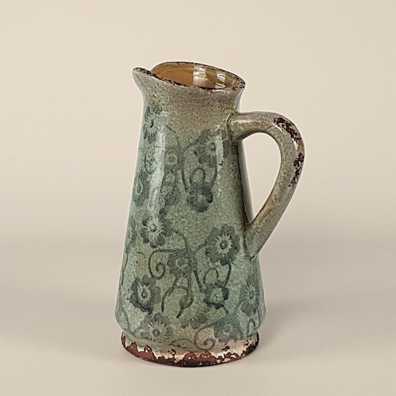 Silhouette traditionnelle du broc en céramique avec son anse.