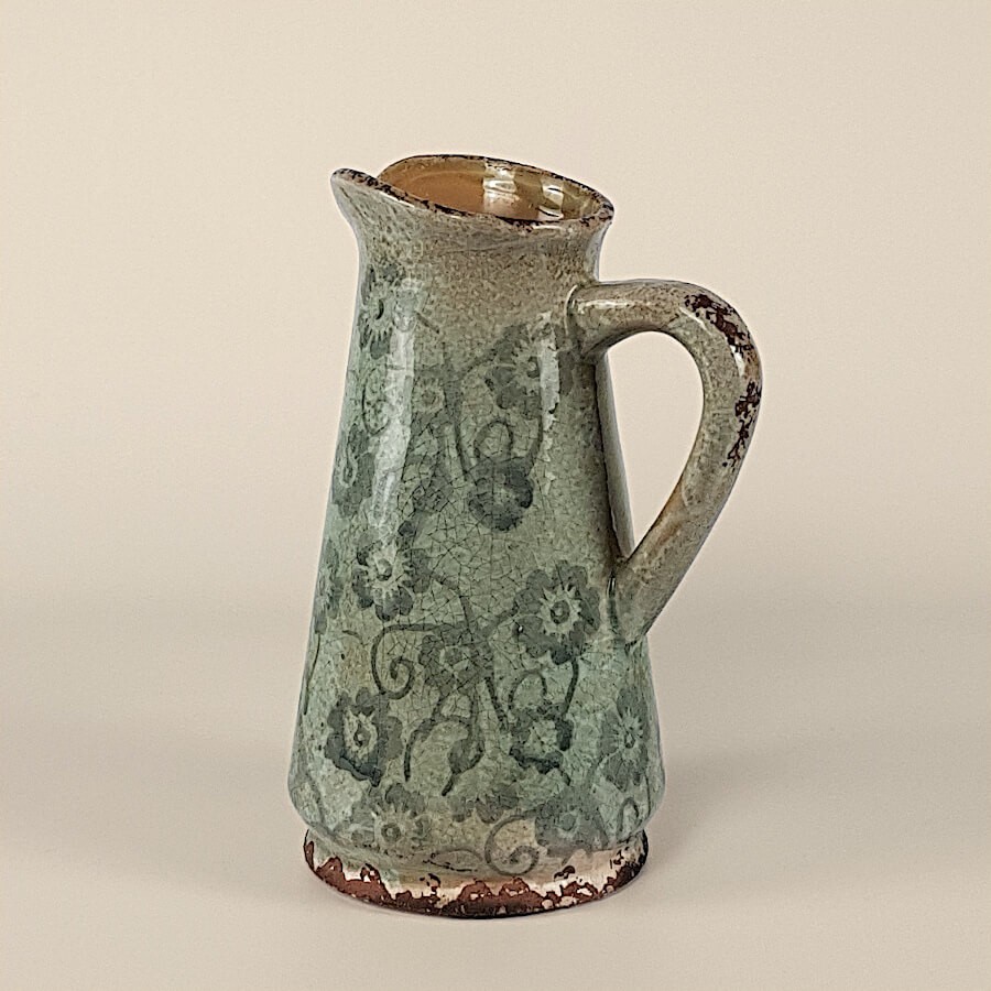 Silhouette traditionnelle du broc en céramique avec son anse.